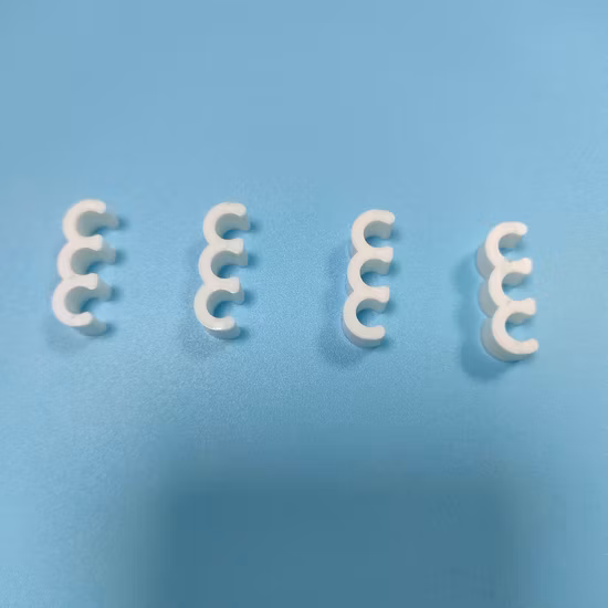 Un producteur de moules fabrique un moule d'injection à cavités multiples pour de petites enceintes en plastique